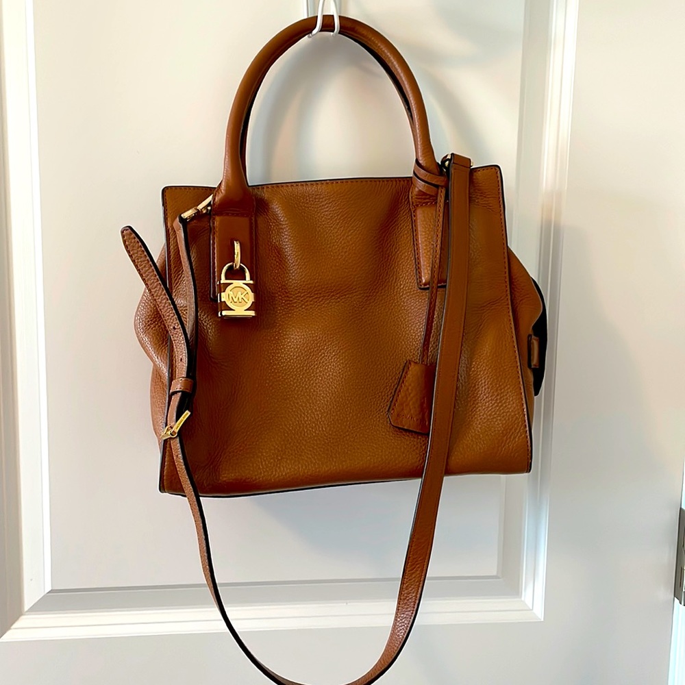 MK handbag with crossbody strap, camel leather/gold